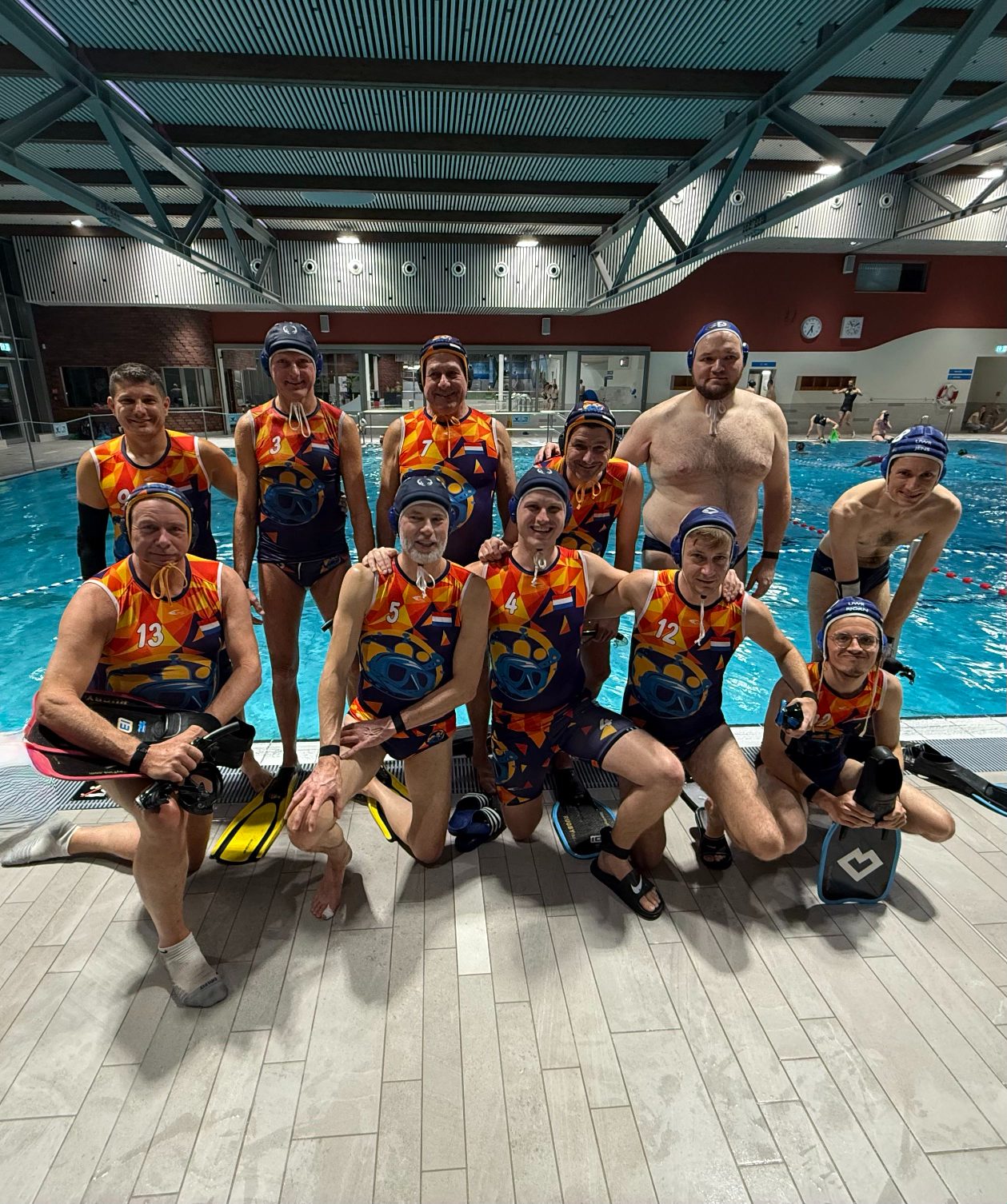 Het onderwaterrugbyteam van OSVH op de kant van het zwembad